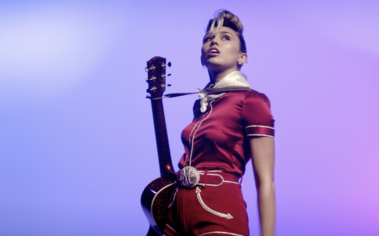 Miley Cirus – Younger Now