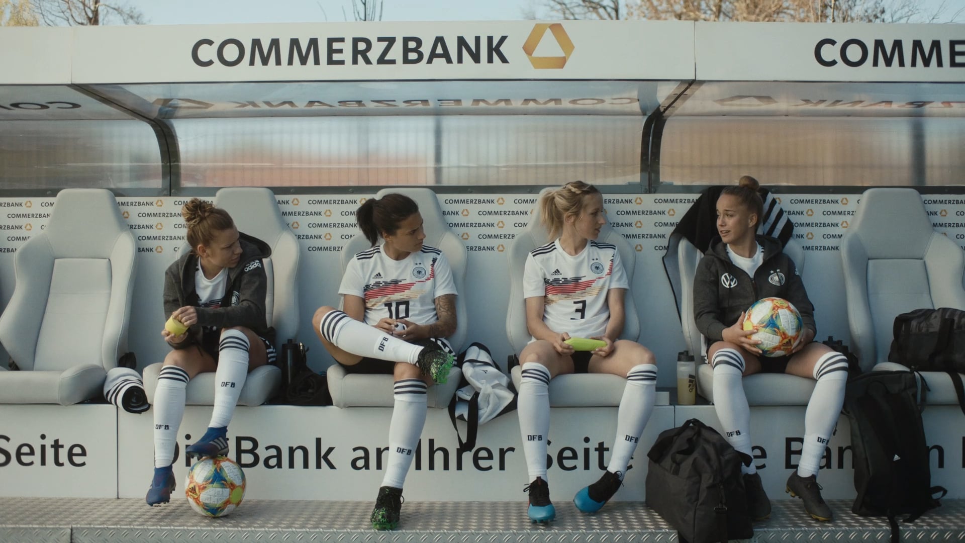 Commerzbank_DieBank_WEB_YTmobile_FacePalm