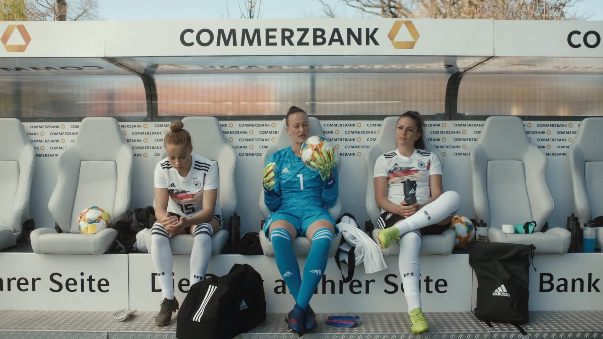 Commerzbank_DieBank_WEB_YTmobile_Maenner_15s