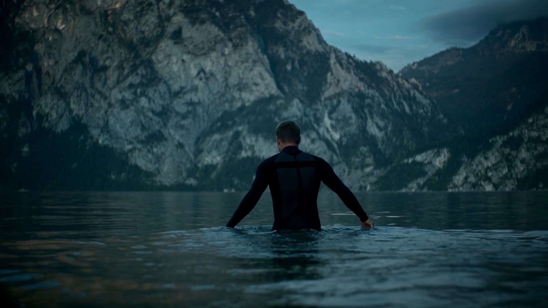 MERCEDES – WhatMovesYou – Surfer