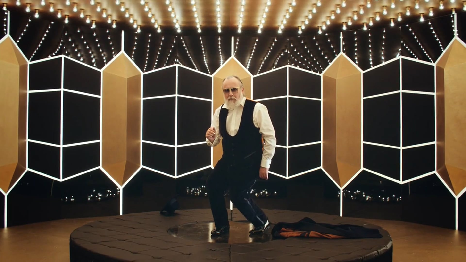 Edeka “Bart Strip” feat Friedrich Liechtenstein (1)