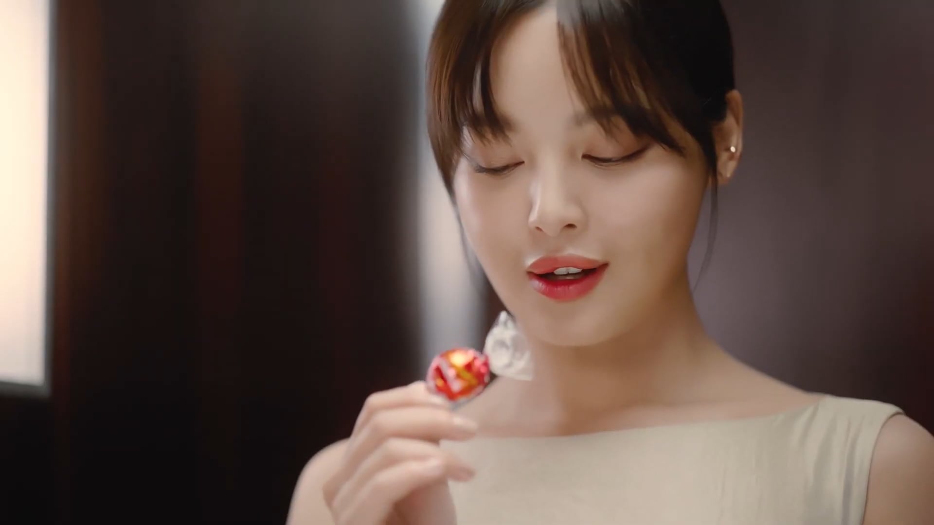 LINDT – Lindor – The Blissful (2019) Roger Federer  Xin Zhilei